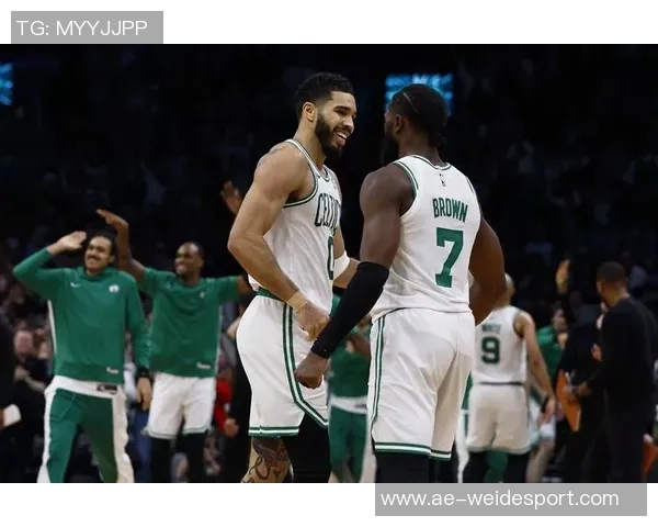 杰伦布朗女友为花花公子拍摄性感美照展现迷人魅力让网友大饱眼福