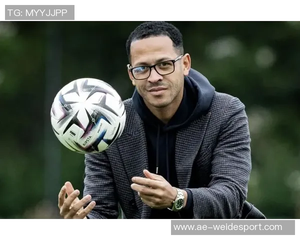 罗塞尼尔与球员亲密互动赢得年轻一代的喜爱与尊重 罗塞尼尔与球员亲密互动赢得年轻一代的喜爱与尊重