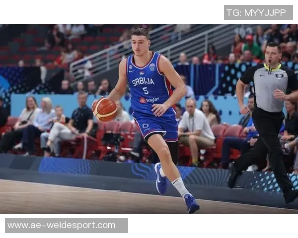 约维奇半场表现亮眼6投3中罚球全中贡献10分外加3篮板2助攻1盖帽