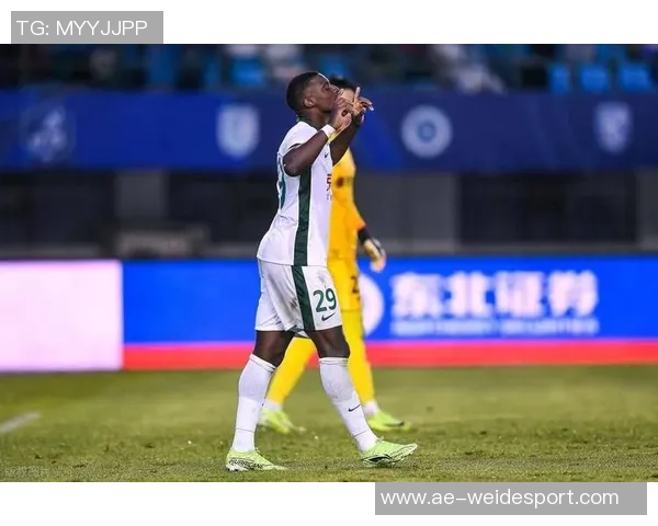 布克赞马卢阿奇表现出色积极拼搏与身体对抗令人印象深刻